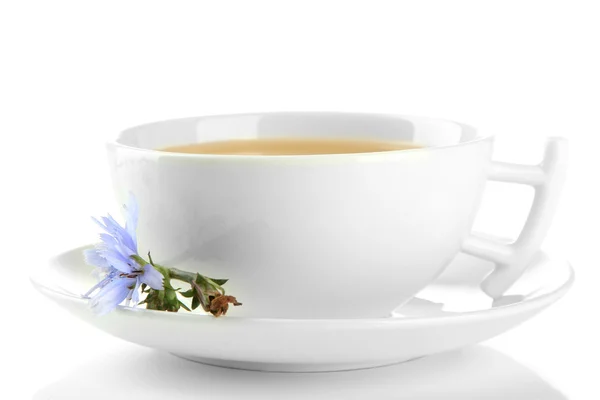Šálek čaje s čekankou, izolované na bílém — Stock fotografie