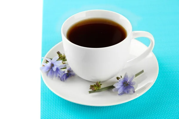 Taza de té con achicoria, aislada sobre blanco — Foto de Stock