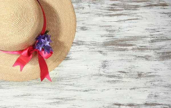 Beau chapeau d'été sur fond en bois — Photo