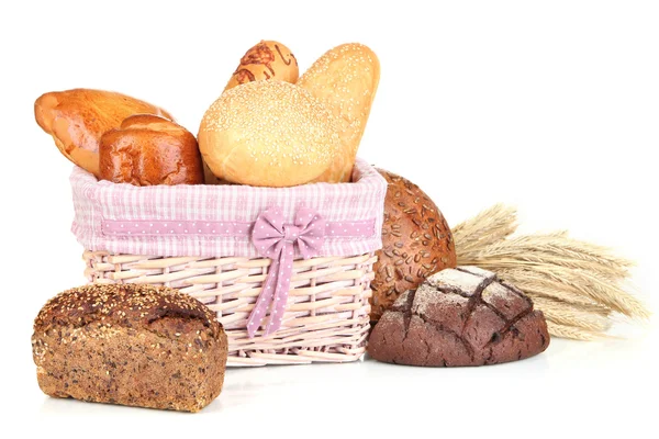 Gebackenes Brot im Weidenkorb isoliert auf weiß — Stockfoto