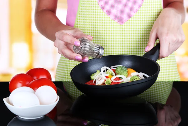 Händer matlagning vegetabiliska ragu i kastrull i köket — Stockfoto