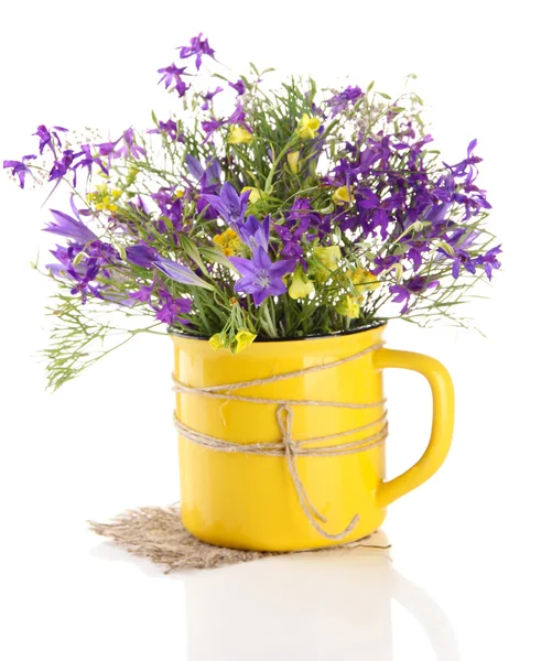 Vacker bukett av blommor i cupen, isolerad på vit — Stockfoto