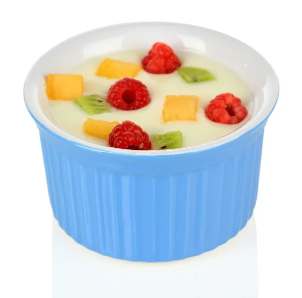 Delicioso yogur con fruta aislada en blanco — Foto de Stock