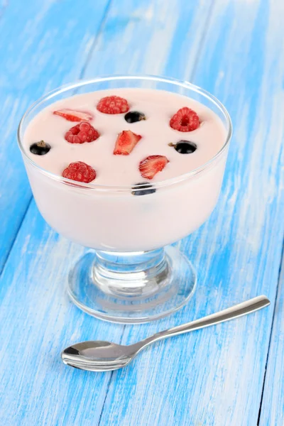 Delizioso yogurt con frutta sul tavolo primo piano — Foto Stock