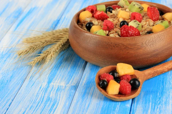 Farina d'avena con frutta in primo piano sulla tavola — Foto Stock