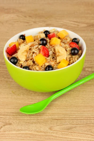 Harina de avena con frutas en primer plano de la mesa — Foto de Stock