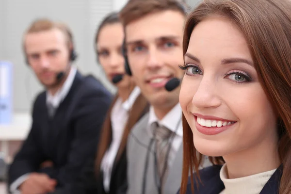 Call center exploitanten op het werk — Stockfoto