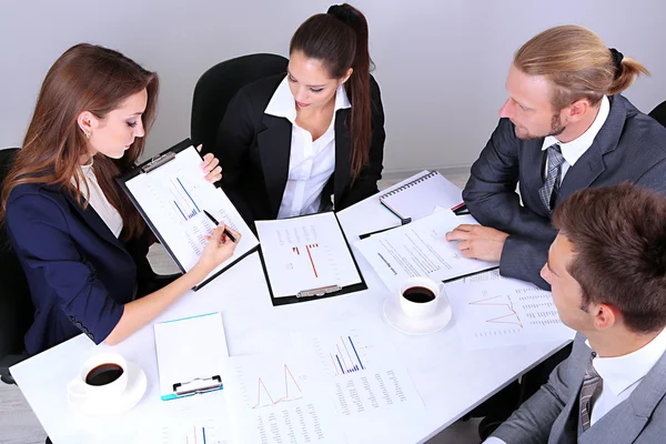 Grupo de empresas que se reúnen — Foto de Stock