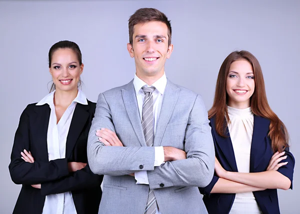 Equipe de negócios em fila no fundo cinza — Fotografia de Stock