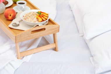 Tahta tepsi ve hafif kahvaltı.