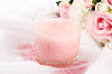 Beyaz kumaş üzerine çiçekli güzel mum yakın çekim