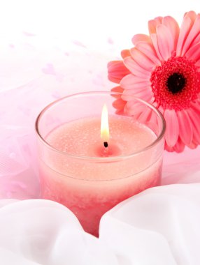 çiçek beyaz kumaş üzerine ile güzel mum yakın çekim