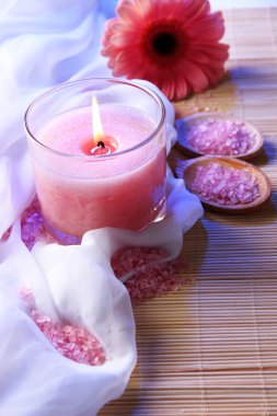 çiçek beyaz kumaş üzerine ile güzel mum yakın çekim