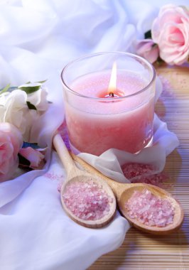 Beyaz kumaş üzerine çiçekli güzel mum yakın çekim