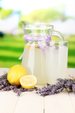 Lavanta limonata, parlak zemin üzerine