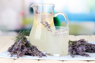 Lavanta limonata içinde parlak zemin üzerine peçete üzerinde cam sürahi
