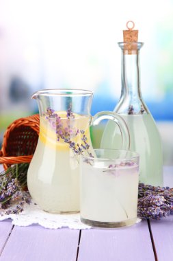Lavanta limonata cam şişe ve sürahi, parlak zemin üzerine Menekşe ahşap tablo
