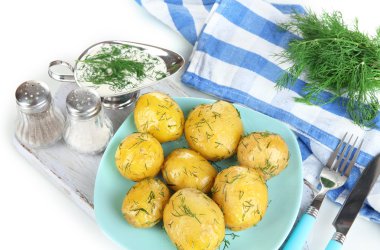 panel üzerinde beyaz izole peçete ahşap tahta üzerine haşlanmış patates