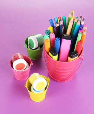 guaj boya, kalem, çeşitli renklerde mor arka plan potalara işaretleri