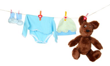 Bebek giysileri üzerinde beyaz izole clothesline üzerinde asılı