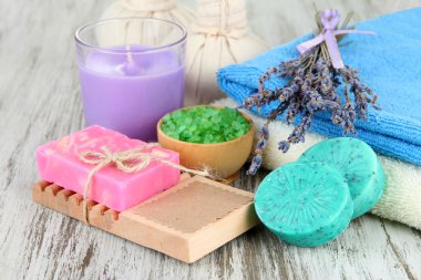 Natürmort Lavanta Mum, sabun, topları, şişe, sabun ve ahşap zemin üzerinde taze lavanta Masaj