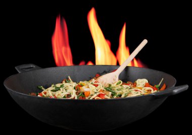 Yangın arka planda wok sebze erişte