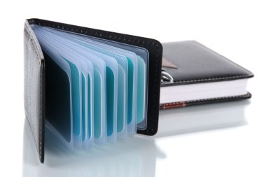 siyah kartvizit sahibinin defter ve kalem üzerinde beyaz izole