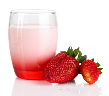 cam üzerine beyaz izole lezzetli çilekli yoğurt