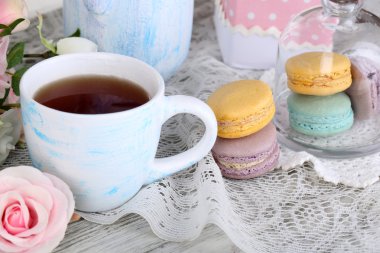 kase üzerinde ahşap masa yakın çekim macaroons