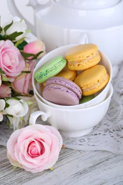 kase üzerinde ahşap masa yakın çekim macaroons