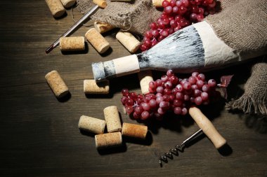 eski şişe şarap, üzüm ve ahşap zemin üzerinde mantarlar