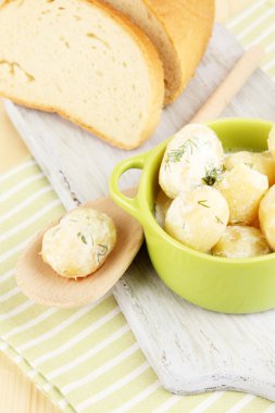 ekşi krema ve ahşap tahta masa yakın çekim üzerinde tava otlar ile ihale genç patates