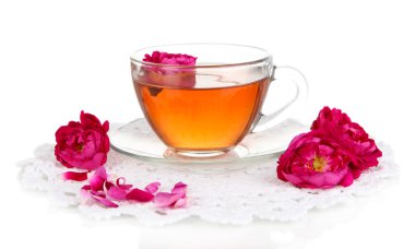 Gül çayı üzerinde beyaz izole