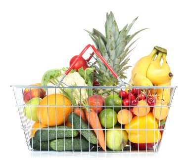 taze meyve ve sebzeler üzerinde beyaz izole metal sepet çeşitleri