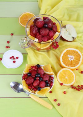 nuttige fruitsalade in glas cup en kom op houten tafel close-up