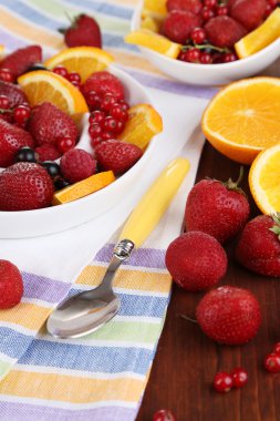 ahşap masa yakın çekim Tabaklarda yararlı meyve salatası