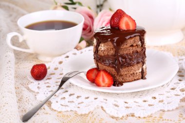 Tablo yakın çekim üzerinde çilek ile çikolatalı kek