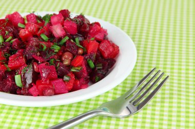 Tablo yakın çekim tabağa pancar salatası