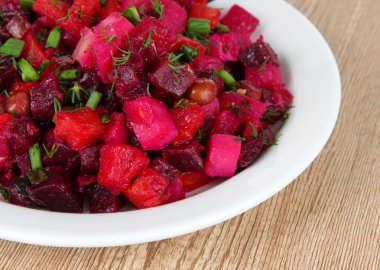 Tablo yakın çekim tabağa pancar salatası
