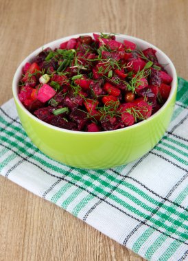 Tablo yakın çekim ıslak zeminde pancar salatası