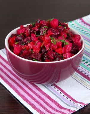 Tablo yakın çekim ıslak zeminde pancar salatası