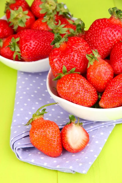 Fresh strawberry in bowl on green wooden background — Stock Photo, Image