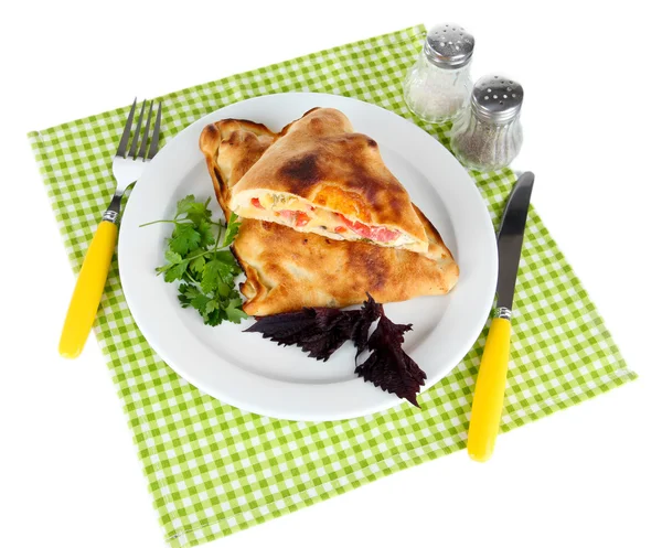 Pizza calzone tablo üzerinde beyaz izole peçete üzerinde — Stok fotoğraf