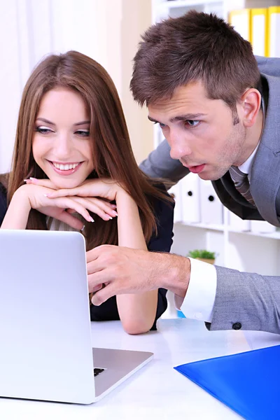 Compañeros de negocios trabajando juntos en la oficina — Foto de Stock