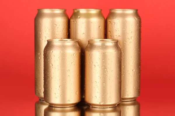 Latas de alumínio com gotas de água no fundo de cor — Fotografia de Stock