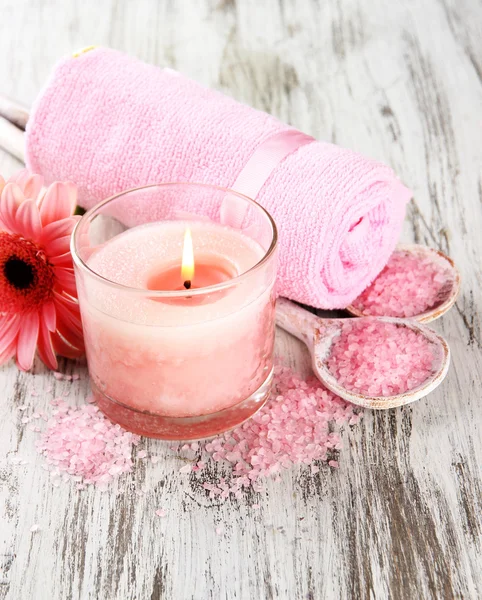 Bella spa impostazione con candela rosa e fiore su sfondo di legno — Foto Stock