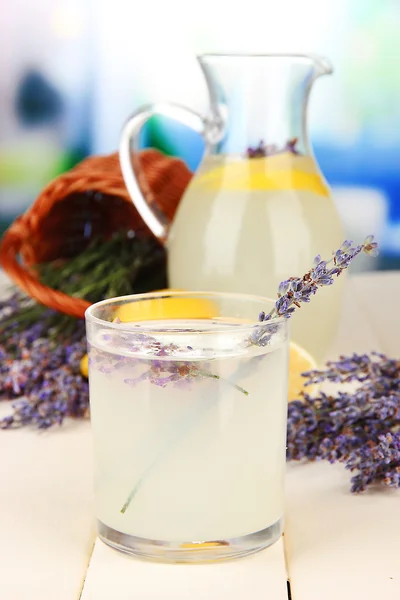 Lavendel lemonad, på ljus bakgrund — Stockfoto