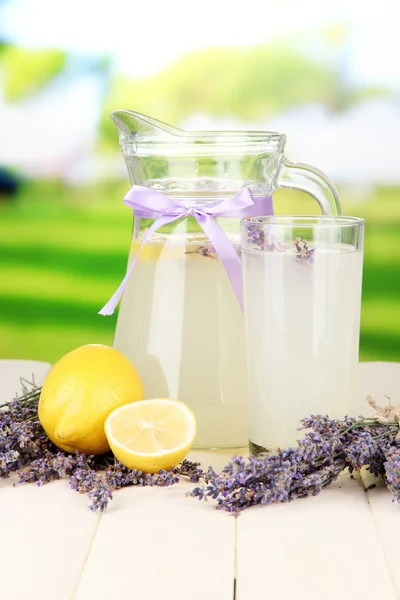 Lavendel lemonad, på ljus bakgrund — Stockfoto