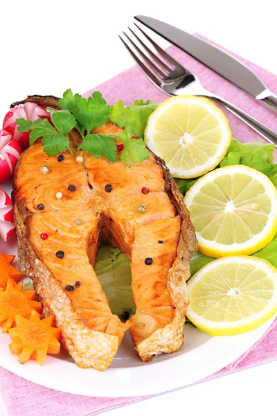 Saumon grillé appétissant au citron et légumes en gros plan — Photo