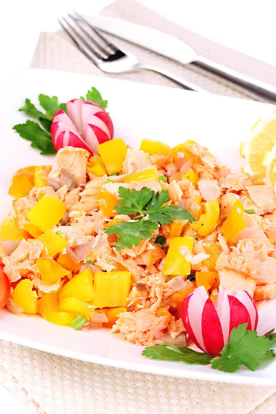 Appetitlich geschnittener Lachs mit Zitrone und Gemüse aus nächster Nähe — Stockfoto